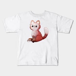 A Cat who likes to read books Kids T-Shirt